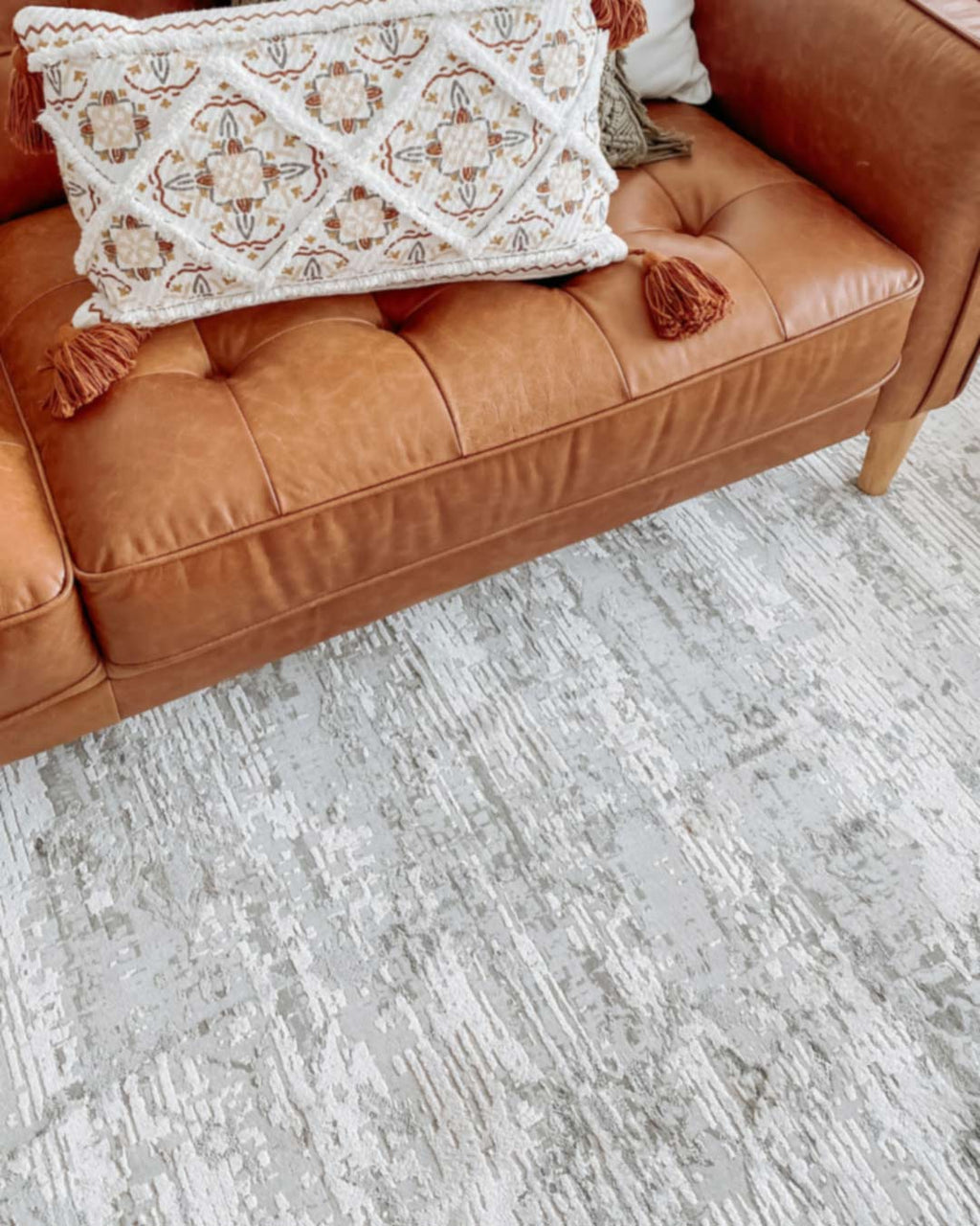 Eshe Grey and Ivory Distressed Floral Rug