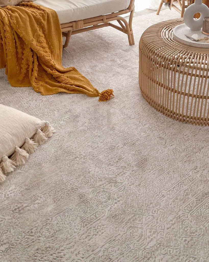 Sadiya Ivory and Grey Distressed Tribal Rug