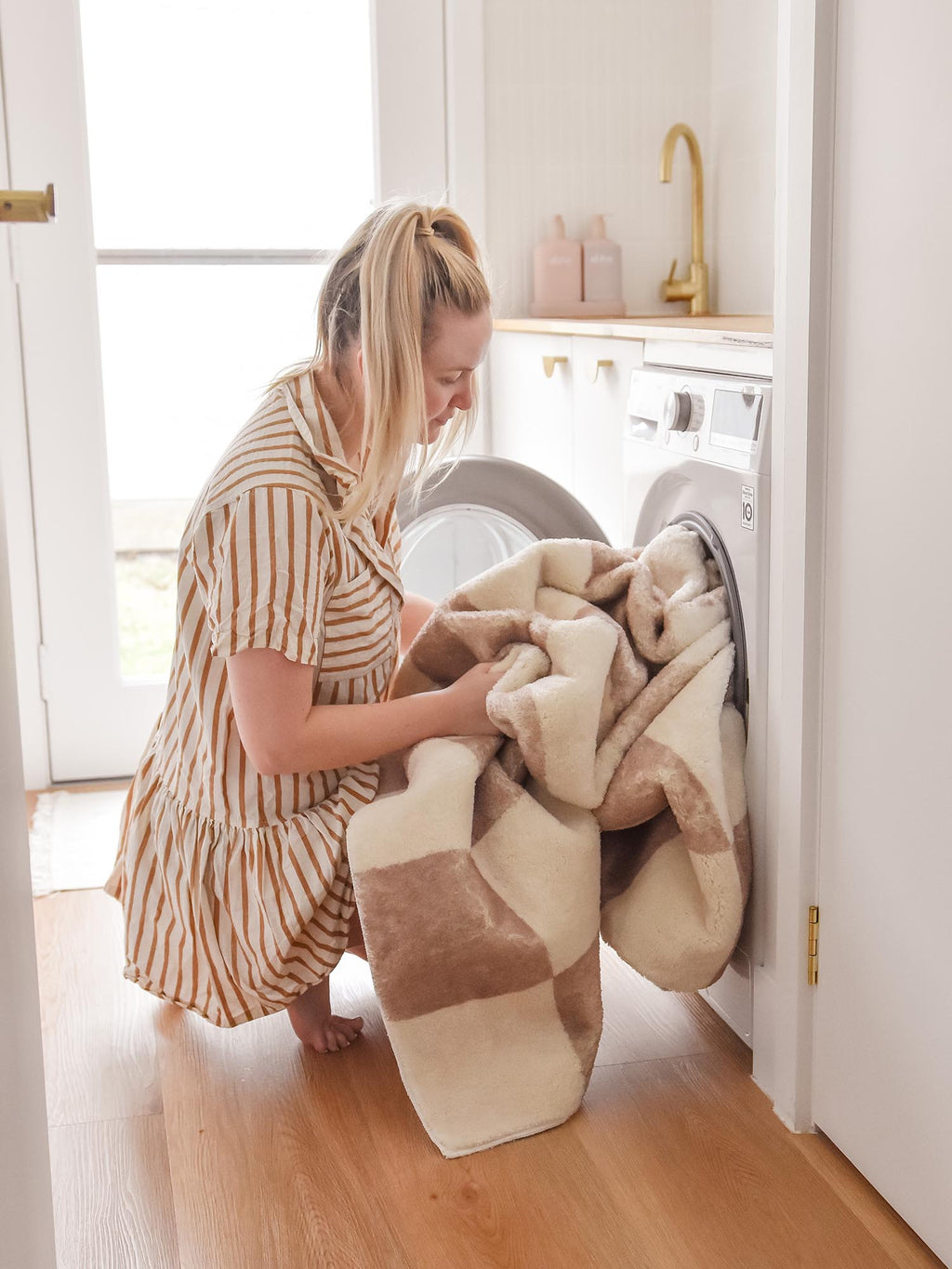 Logan R Net Washing Logan Beige and Ivory Abstract Checkered Washable Rug