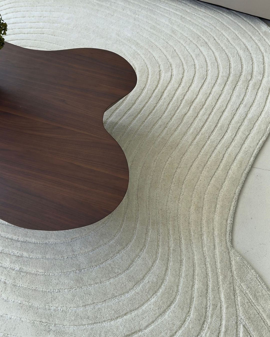 Nafiya Cream Modern Hand-Tufted Wool Rug
