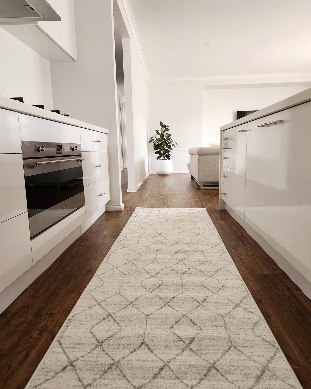 Neda Grey and Ivory Diamond Pattern Runner Rug