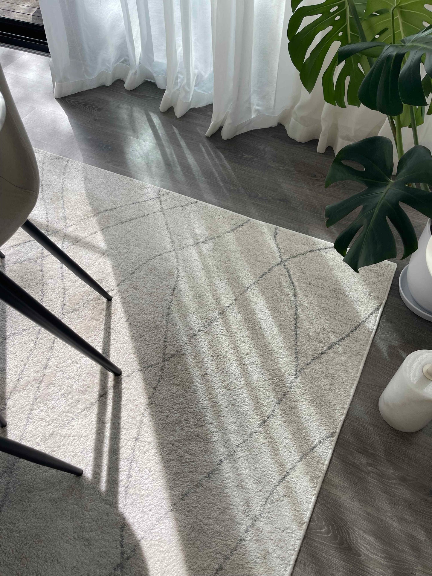 Neera Grey and Ivory Abstract Diamond Rug