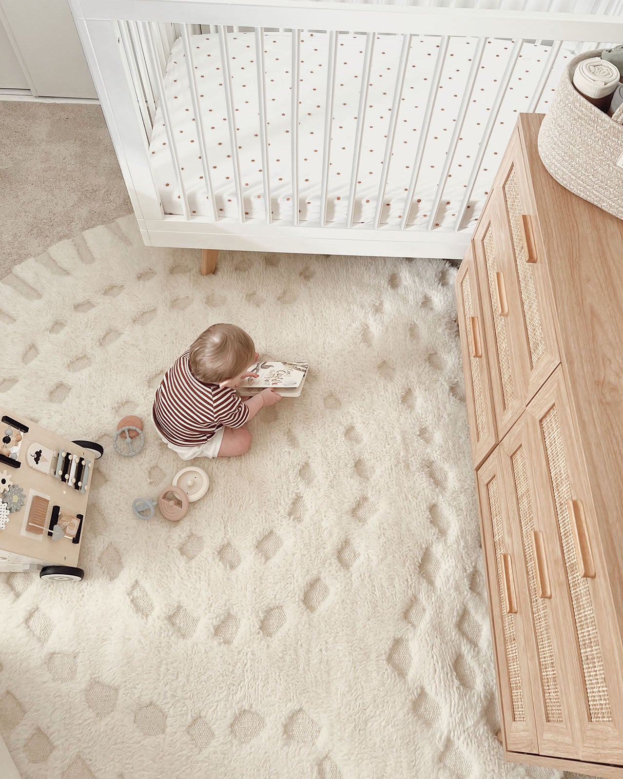 Omega Ivory Abstract Tribal Round Rug