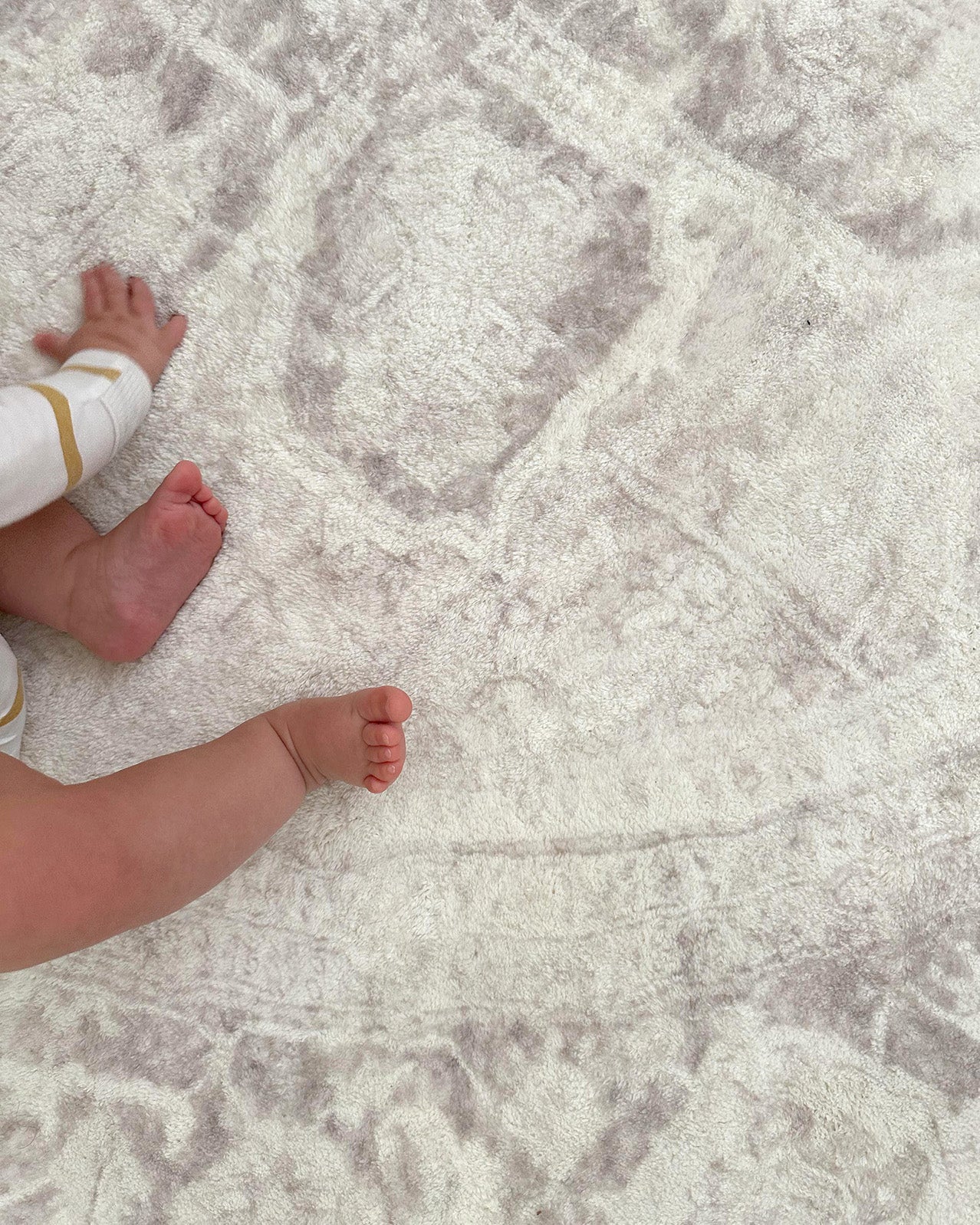 Patina Cream and Beige Distressed Washable Round Rug