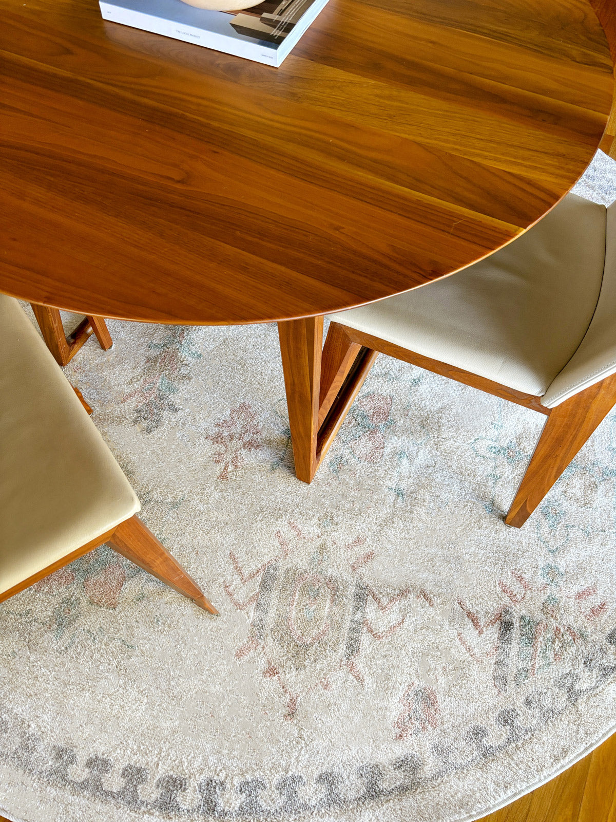 Pebblebrook Cream and Pink Traditional Round Rug