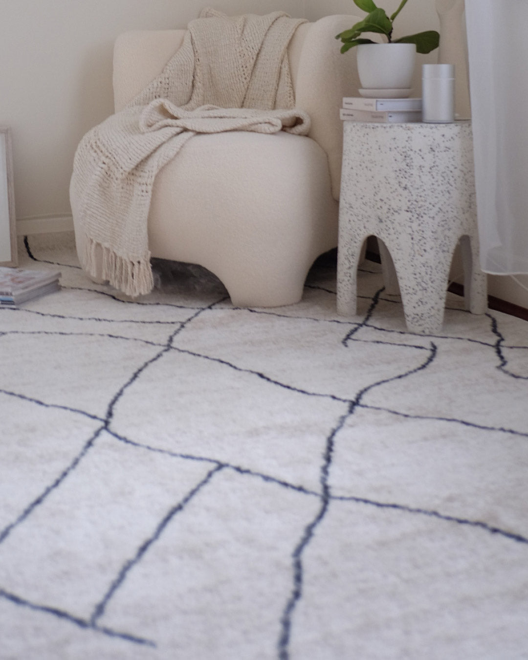 Taryn Grey and Ivory Abstract Tribal Rug