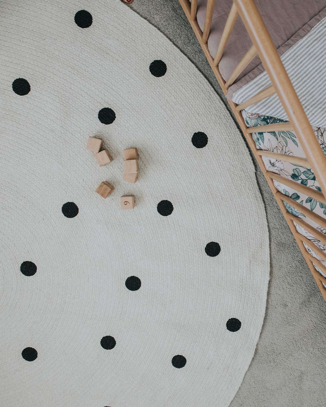 Totit Beige and Black Spotted Round Jute Rug