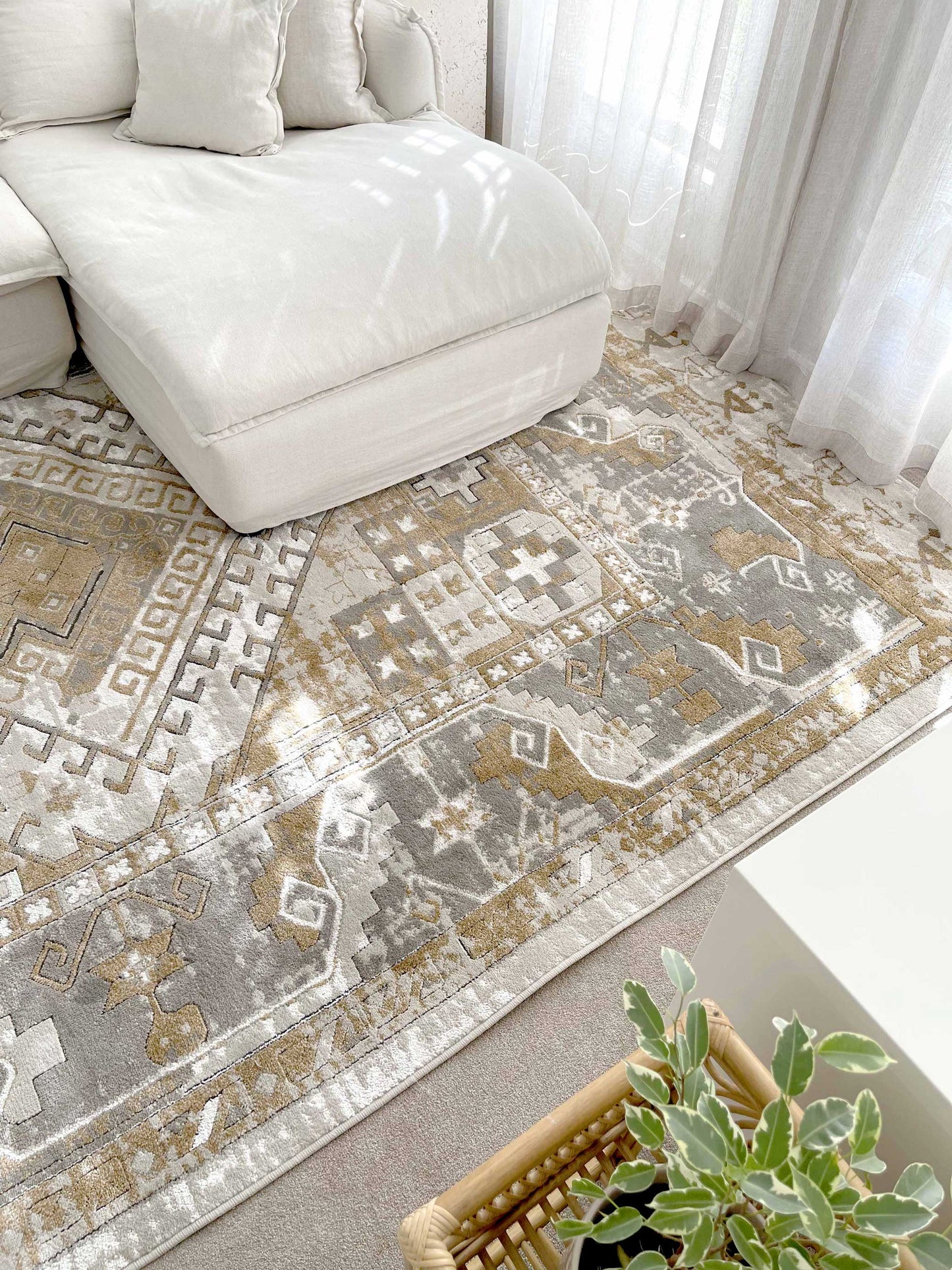 Tupelo Beige And Grey Tribal Medallion Rug